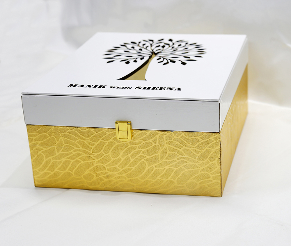 Designer tree of life wedding box card in white and golden - Click Image to Close