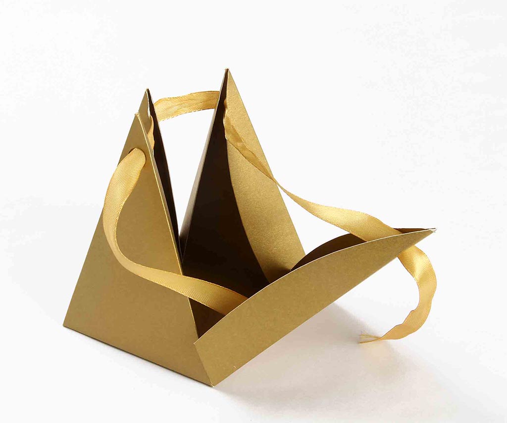 Triangular Wedding Party Favor Box in Golden Color - Click Image to Close
