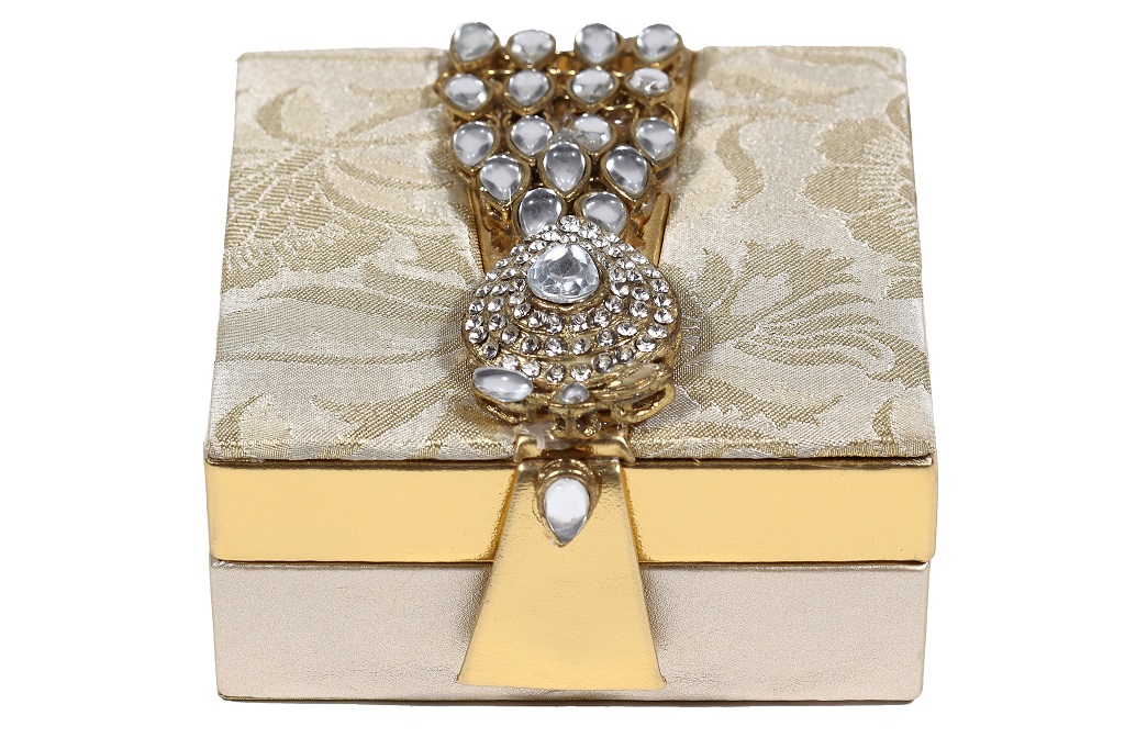 Wedding Favor Shagun Box with Golden Kundan Accessory - Click Image to Close