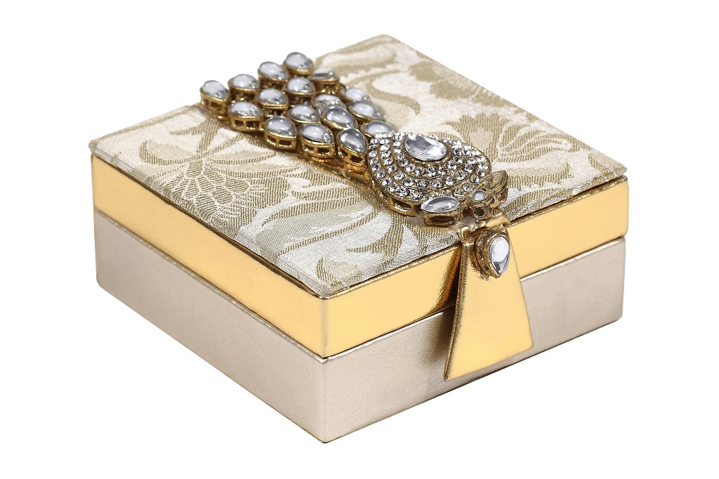 Wedding Favor Shagun Box with Golden Kundan Accessory - Click Image to Close